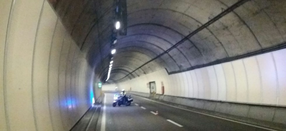 In alto il lampione rimasto a penzolare giù dal soffitto della galleria (Foto il Dolomiti)